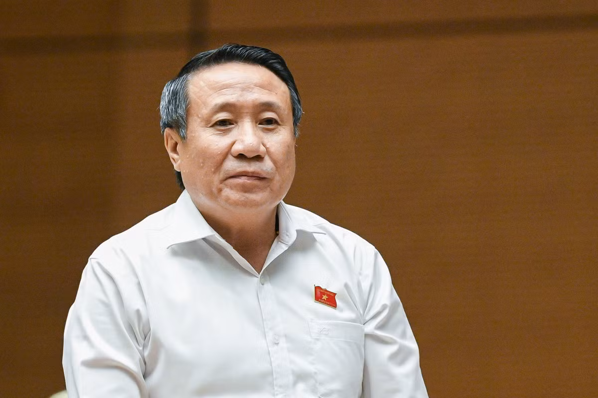  Đại biểu Hà Sỹ Đồng - Đoàn ĐBQH tỉnh Quảng Trị: “Việc thu hồi tài sản bất minh do người khác đứng tên là rất khó, chưa có giải pháp hiệu quả để thu hồi. Viện trưởng Viện kiểm sát nhân dân tối cao Lê Minh Trí từng khẳng định vấn đề này có nhiều nguyên nhân và rất khó để thu hồi, đặc biệt trong điều kiện chưa có Luật về đăng ký tài sản thì nên chuyển hướng từ xử lý hình sự sang khởi kiện dân sự sẽ thu hồi được nhiều hơn. Đề nghị Tổng Thanh tra Chính phủ cho biết có tán thành quan điểm này không? Nếu tán thành thì giải pháp là gì? Nếu không tán thành, Thanh tra Chính phủ có giải pháp gì tốt hơn không?” 