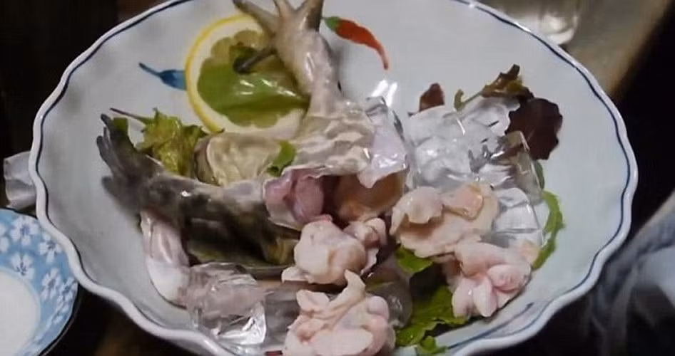 Ẩm thực Nhật Bản nổi tiếng với món sashimi hải sản sống như bạch tuộc hay mực sống, ngoài ra còn có sashimi ếch. Món sashimi ếch sống đặc biệt gây nhiều tranh cãi vì bị cho là có phần tàn bạo. Ảnh: Daily Mail.