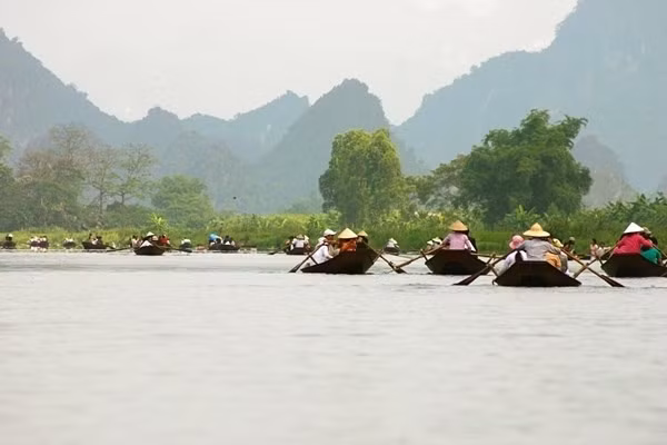 Lễ hội chùa Hương, Hà Nội: Chủ đề “Lễ hội Du lịch – Chùa Hương nét đẹp truyền thống Văn hóa Việt” sẽ chính thức khai hội vào ngày 6 tháng Giêng, và kéo dài đến hết tháng 3 âm lịch. Thuộc xã Hương Sơn, huyện Mỹ Đức, Hà Nội, lễ hội chùa Hương là một trong những lễ hội kéo dài nhất cả nước. Đến với lễ hội, du khách không chỉ được tham gia vào hành trình về cõi Phật mà còn được đắm mình trong không gian của non nước mênh mông với hàng giờ ngồi thuyền ngắm cảnh.