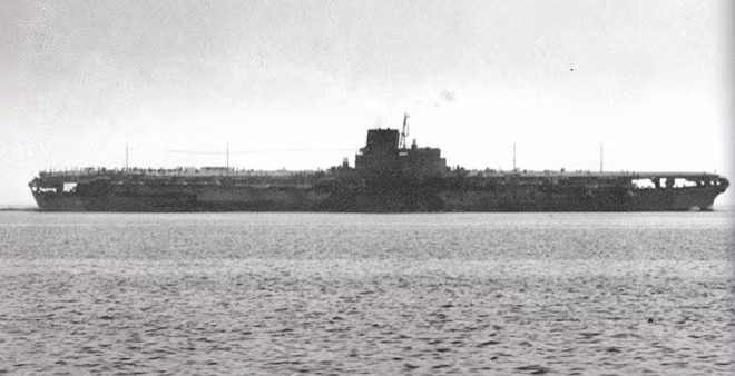 IJN Shinano là tàu sân bay chuyển đổi từ thiết giáp hạm lớp Yamato khi đang đóng mới nhằm bù đắp tổn thất về tàu sân bay của Nhật Bản trong trận chiến Midway. Nhà máy đóng tàu Yokosuka hoàn thành con tàu vào ngày 19/11/1944. Shinano nhận lệnh di chuyển từ cảng Yokosuka đến cảng Kure để hoàn thành quá trình trang bị. Ngày 29/11/1944, trong lúc đang di chuyển, nó lọt vào tầm ngắm của tàu ngầm USS-Archerfish (SS-311), 4 quả ngư lôi bắn đi từ tàu ngầm SS-311 dễ dàng nhấn chìm tàu sân bay Shinano xuống biển. IJN Shinano là một trong những chiến hạm đoản mệnh nhất thế giới khi bị đánh chìm chỉ 10 ngày sau khi hạ thủy. 1.435 thủy thủ mất tích theo con tàu.