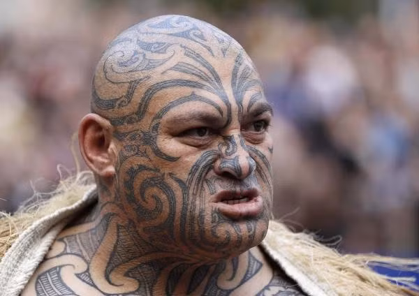 Maori là những người Polynesia bản xứ của New Zealand. Tổ tiên của họ là những thổ dân sống ở đông Polynesia. Họ tới New Zealand bằng thuyền nhỏ trong giai đoạn từ năm 1250 đến 1300. Người Maori tin rằng chiến đấu là việc thiêng liêng để có sức mạnh tinh thần và uy tín. Không như hầu hết các thổ dân bản địa khác, người Maori chưa bao giờ bị chinh phục.