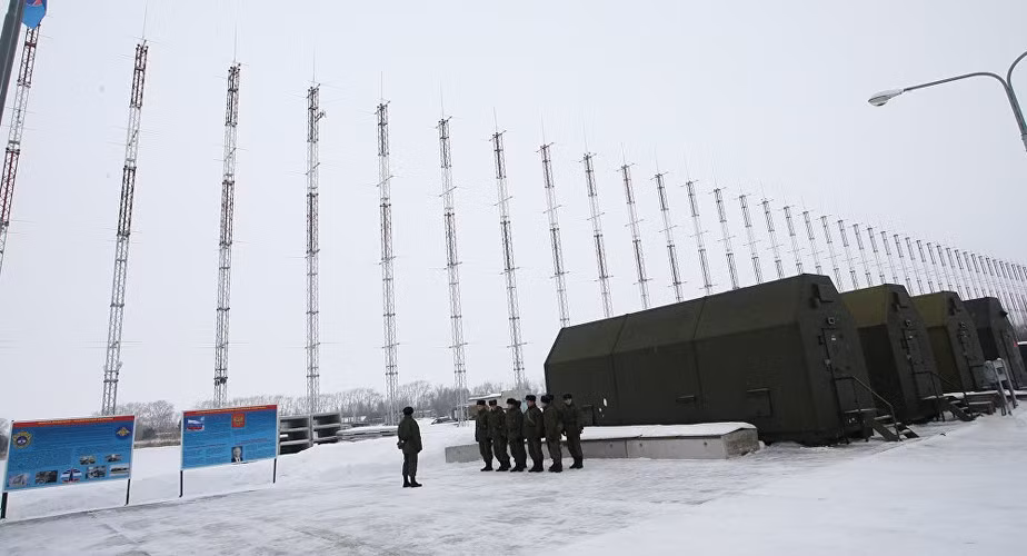 Tuy nhiên hiện nay điểm yếu chính của radar lượng tử đó là công suất của nó chưa cao, dẫn tới phạm vi hoạt động hiệu quả rất ngắn, khiến không đủ sức đối đầu phương tiện tấn công mang vũ khí có tầm bắn xa.