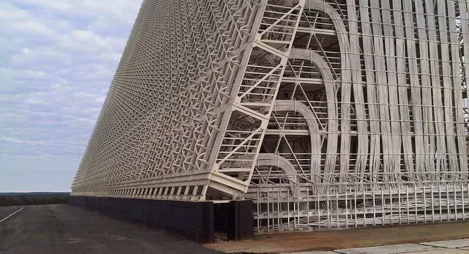 Trong khi đó nguyên lý của radar lượng từ là bắn nhiều cặp photon vào không khí, chúng sẽ tiếp nhận các thông tin quan trọng về mục tiêu như hình dạng, vị trí, tốc độ, nhiệt độ, thậm chí cả thành phần hóa học của sơn từ những hạt photon phản xạ trở lại.