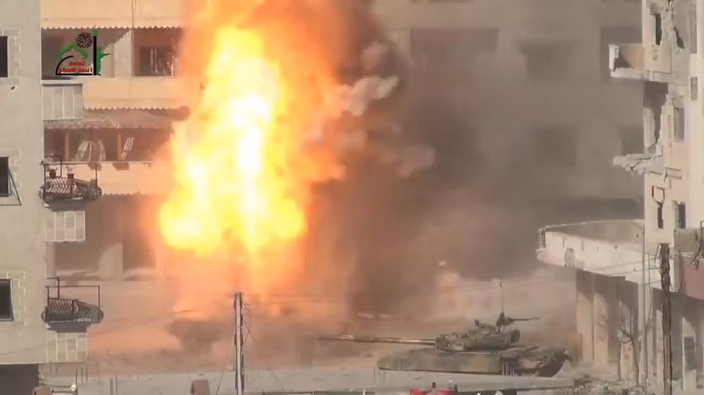 Đây không phải là lần đầu tiên xe tăng T-72 hiện đại nhất Quân đội Syria bị vũ khí phiến quân bắn cháy dữ dội. Ảnh: Một chiếc T-72 bị súng chống tăng RPG-29 bắn xuyên hông, kích nổ thuốc phóng (đạn pháo 125mm trên xe tăng).