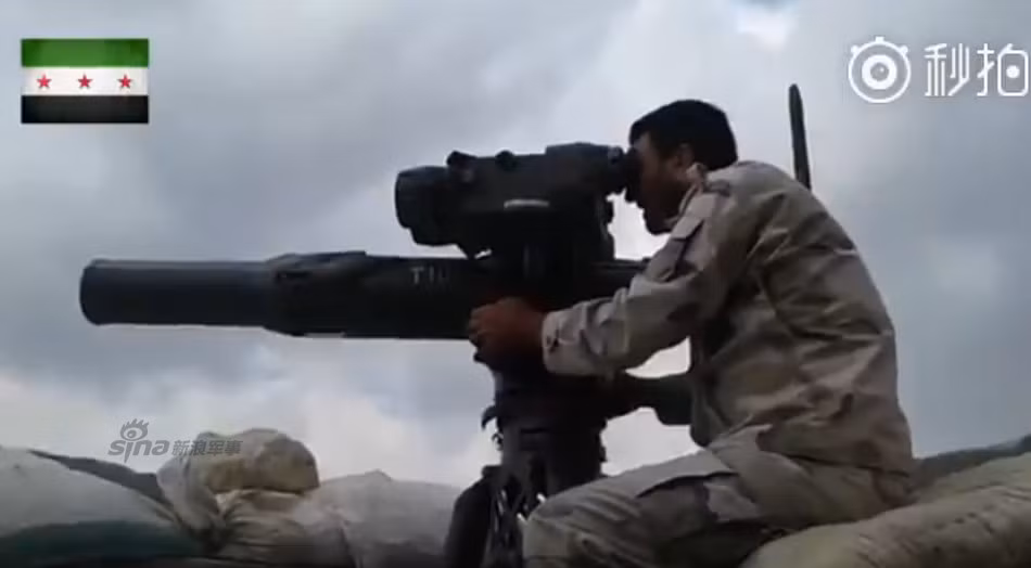 Phiến quân ở thành Aleppo mới đây đăng tải một số hình ảnh cuộc tấn công xe tăng T-72 của Quân đội Syria đang tác chiến ở vùng ngoại vi. Ảnh: Chiến binh phiến quân đang chuẩn bị ấn cò tổ hợp tên lửa chống tăng BGM-71 TOW.