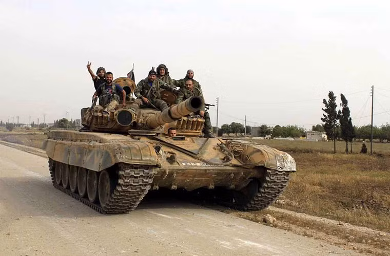 Các biến thể xe tăng T-72 của Quân đội Syria đều được trang bị pháo chính 125mm 2A46M. Tuy nhiên có những khác biệt về giáp bảo vệ, hệ thống điều khiển hỏa lực. Cụ thể, T-72A/M không có giáp phản ứng nổ ERA khiến chúng trở nên mong manh trước các tên lửa chống tăng của đối phương hay súng chống tăng thế hệ mới.