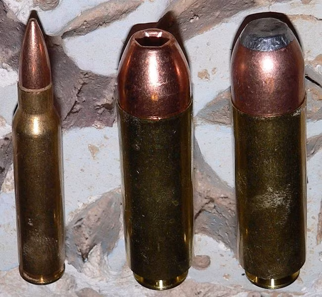 AR-15 dùng cỡ đạn chuẩn NATO 5,56x45mm với hộp tiếp đạn 20-30 viên.