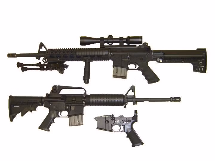 Khẩu AR-15 trong vụ xả súng ở hộp đêm tại Orlando được sáng chế bởi Eugene Stoner, Jim Sullivan và Bob Fremont vào năm 1957, chính thức được sản xuất từ 158 tới nay. Tham gia sản xuất loại súng này hiện có tới hàng chục công ty khác nhau.