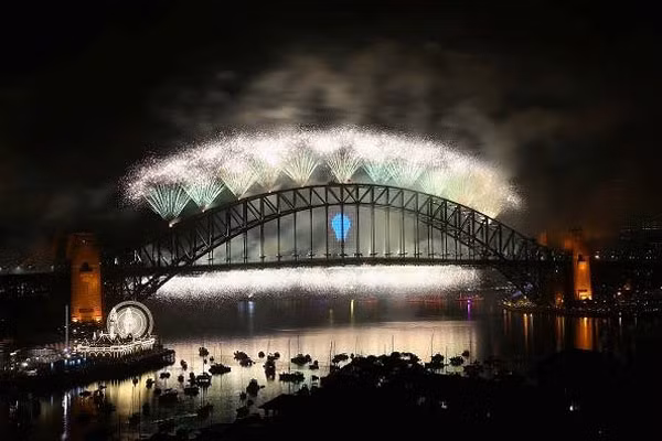 Cảnh bắn pháo hoa huy hoàng tuyệt mỹ ở cầu cảng Sydney.