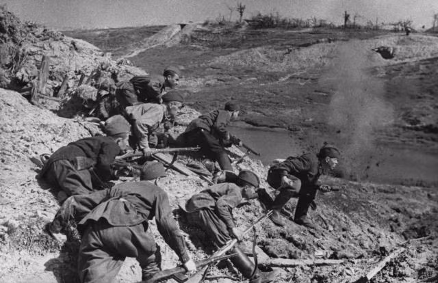 Nhờ vậy, phi công Nikolai và trung sĩ Ivan lên một máy bay trinh sát hạng nhẹ "Storch". Họ khởi động máy bay và cất cánh. Khi vừa cất cánh được một lúc, máy bay của họ bị lính Đức quốc xã phát hiện nên bị nã đạn dữ dội.