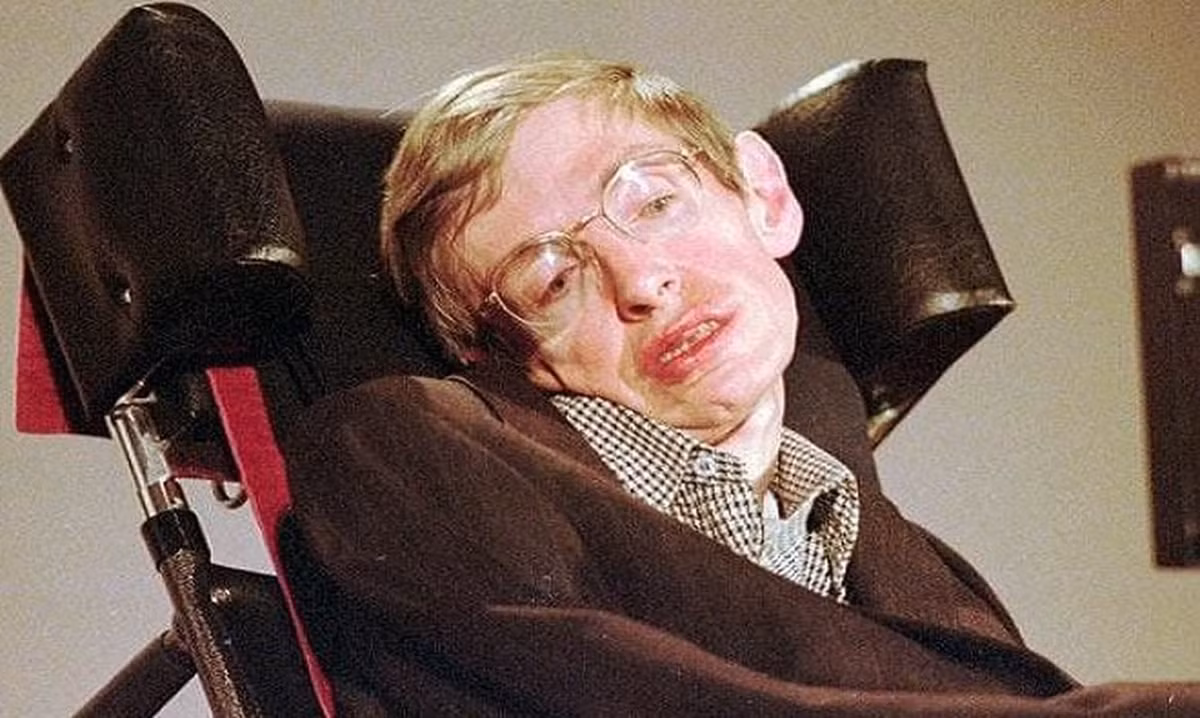 Bên cạnh những nghiên cứu nhằm giải mã những bí ẩn về vũ trụ, nhà vật lý Stephen Hawking còn nghiên cứu, tìm hiểu về cỗ máy thời gian. Trong cuốn "Brief Answer to the Big Questions" (tạm dịch: Lời giải ngắn gọn cho những câu hỏi vĩ mô), Stephen Hawking viết rằng, nếu có ai đó làm một đề xuất nghiên cứu về du hành thời gian thì nó sẽ bị bác bỏ ngay lập tức.
