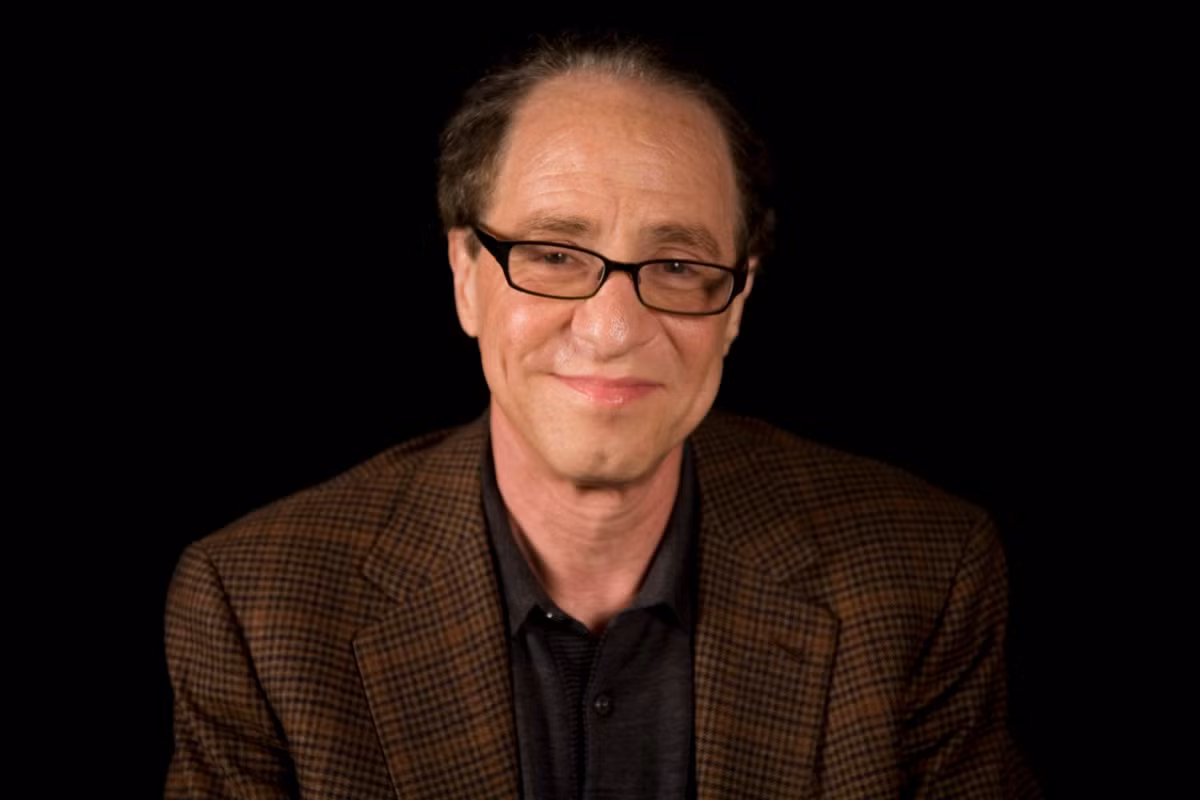 Ray Kurzweil là nhà khoa học máy tính người Mỹ và là cựu kỹ sư của Google. Ông gây xôn xao dư luận khi tuyên bố con người sẽ bất tử vào năm 2030.