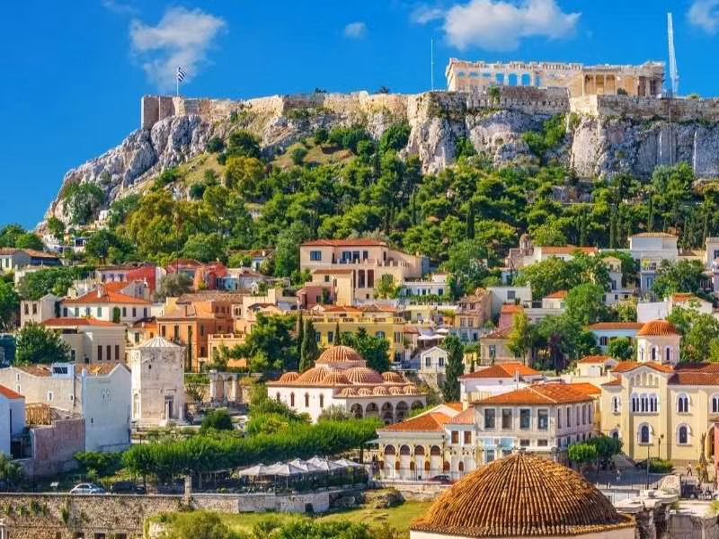 Thành phố cổ xưa Athens là nơi sản sinh, nuôi dưỡng nhiều nhân tài ở nhiều lĩnh vực như triết học, văn học, văn hóa... như Socrates, Plato và Aristotle. Trong suốt chiều dài lịch sử, Athens không ít lần bị phá hủy bởi các cuộc chiến tranh giữa các đế chế hùng mạnh.