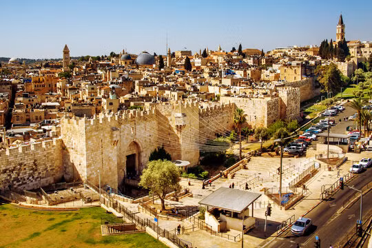 Damascus có lợi thế lớn về chiến lược khi nằm giữa châu Á và châu Phi. Theo đó, thành phố cổ xưa này trở thành một tâm tâm về văn hó, thương mại và hành chính.