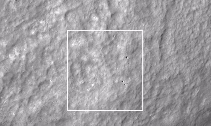 Ngày 23/5, Cơ quan Hàng không vũ trụ Mỹ (NASA) công bố các bức ảnh khu vực bề mặt của Mặt Trăng - nơi được cho là tàu đổ bộ Mặt trăng Hakuto-R của Nhật Bản có thể đã đâm vào. Số ảnh này do tàu thăm dò Mặt Trăng Lunar Reconnaissance Orbiter (LRO) của NASA chụp được.