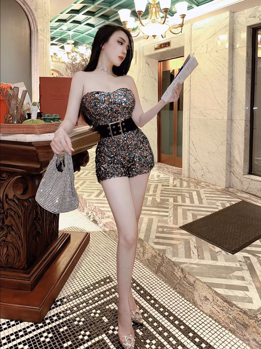 Để tự tin chưng diện những thiết kế ôm dáng, Thảo Bebe đã trải qua hành trình giảm cân sau sinh. Được biết, thời điểm mới sinh con xong cô đã chọn cách ăn uống và tập luyện khoa học. Nữ DJ không kiêng khem quá khắt khe nhưng cũng không ăn quá nhiều, nhất là tinh bột. Cô tập trung ưu tiên những thực phẩm lành mạnh, uống nhiều nước và uống tinh bột nghệ để làm đẹp da.