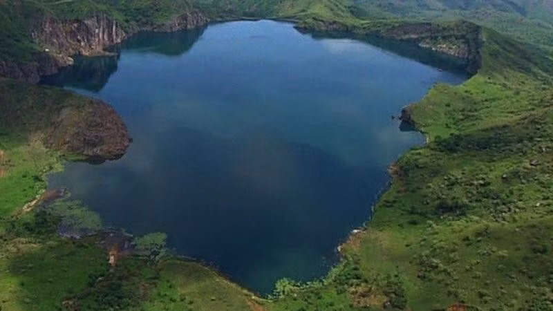 " Hồ tử thần" Nyos được hình thành trên đỉnh miệng núi lửa ở phía tây bắc Cameroon. Mặt hồ yên ả cùng quanh cảnh thiên nhiên hùng vĩ xung quanh khiến nhiều người cho rằng nơi đây giống như nhiều hồ nước khác trên thế giới.
