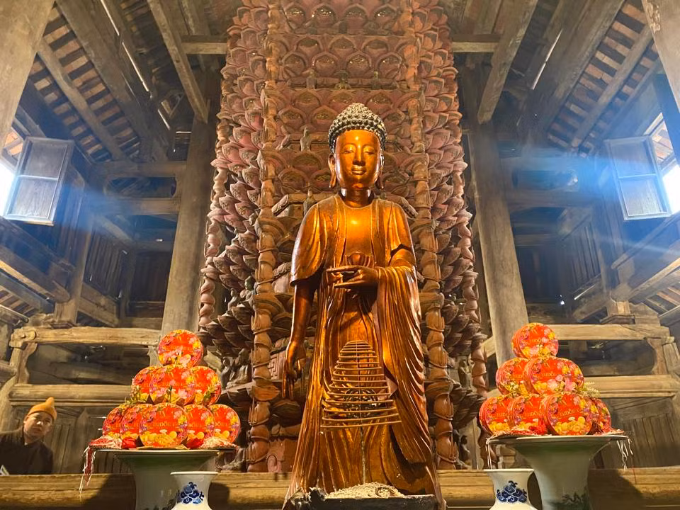 Cửu phẩm Liên Hoa trong chùa Giám được công nhận là Bảo vật Quốc gia năm 2015. Đây là tòa tháp bằng gỗ khoảng 300 tuổi, cao 4,44m với 9 tầng và mỗi tầng có 5 lớp cánh hoa sen. Ảnh: Kinh tế &amp; Đô thị.