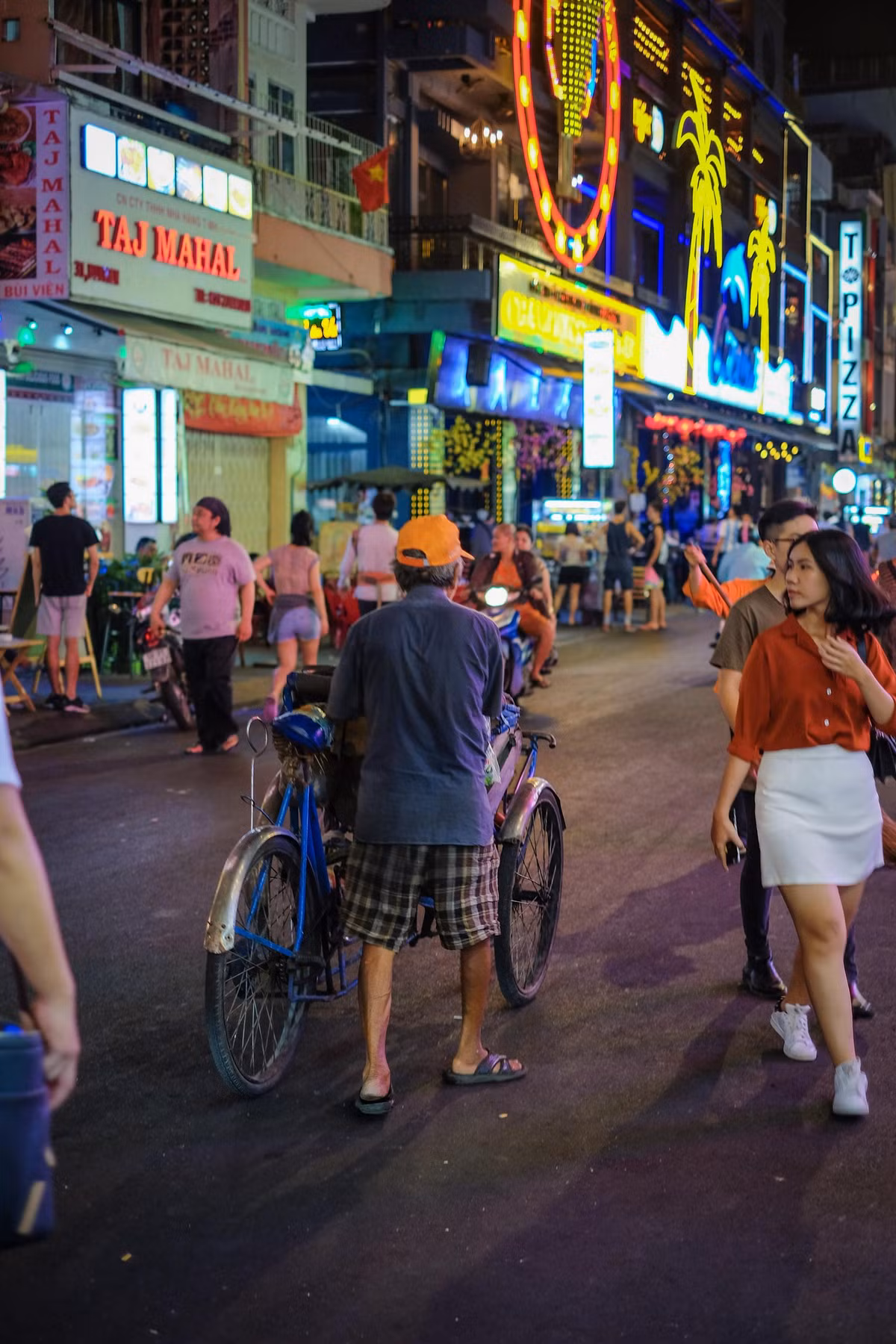 Phố Tây Bùi Viện có nhiều nhà hàng, quán ăn, tiệm cafe, quán bar... để phục vụ nhu cầu của mọi người. Ngoài ra, trên phố có nhiều loại hình biểu diễn đường phố như hát loa kéo, thổi lửa, ảo thuật... thu hút nhiều người xem.