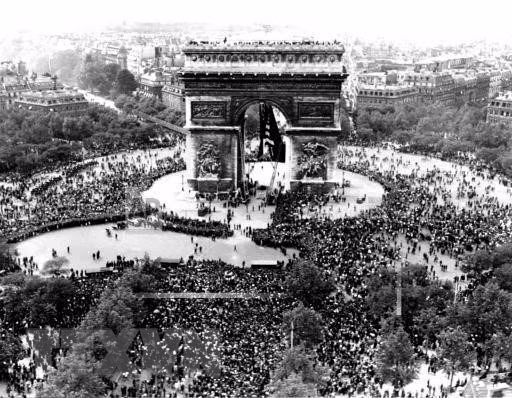 Hàng ngàn người dân Pháp ăn mừng chiến thắng phát xít Đức ở Khải Hoàn Môn, Paris, Pháp.
