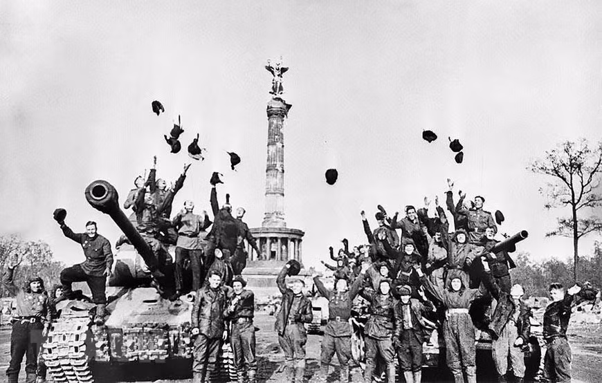Binh sĩ Hồng quân Liên Xô cùng người dân ăn mừng với chiến thắng tại thủ đô Berlin - sào huyệt cuối cùng của phát xít Đức trong Chiến tranh thế giới 2.