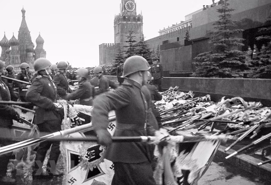 Những lá cờ của quân đội Đức quốc xã bị ném xuống chân tường thành Điện Kremlin trên Quảng trường Đỏ ở thủ đô Mosow tại Lễ duyệt binh chào mừng Ngày Chiến thắng. Ảnh chụp ngày 24/6/1945.