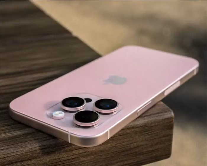 Một tài khoản mạng xã hội gây chú ý khi đăng tải hình ảnh được cho là 15 Pro Max màu hồng. Theo bài đăng này, Apple sẽ đặt cho phiên bản màu sắc hấp dẫn, "gây mê" với các tín đồ công nghệ bằng tên gọi "Rose Gold".