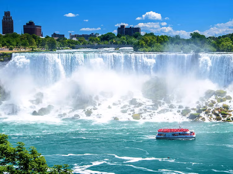  Thác Niagara là thác nước vĩ đại nhất ở Bắc Mỹ cả về chiều rộng và thể tích. Thác nước này là đường biên giới tự nhiên giữa Mỹ và Canada. Theo đó, thác thác Niagara bao gồm: thác Horseshoe (hay Thác Canada), thác Mỹ và thác Bridal Veil.