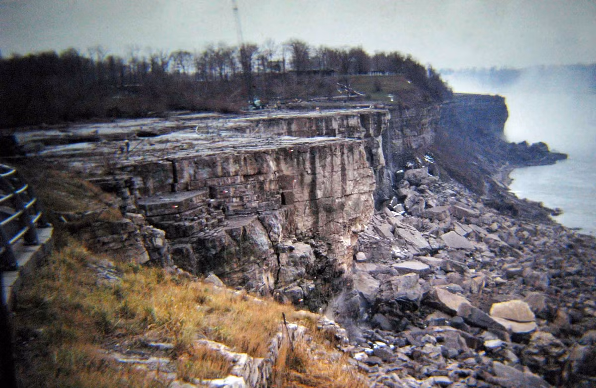 Để làm cạn nước của thác Niagara, trong 3 ngày vào tháng 6/1969, hơn 1.200 xe tải đã đổ gần 28.000 tấn đất đá để tạo thành một đê quai ở thượng nguồn của thác. Việc làm này nhằm đổi hướng dòng chảy của thác Niagara khỏi Thác Mỹ và tới thác Horseshoe rộng lớn hơn nhiều.