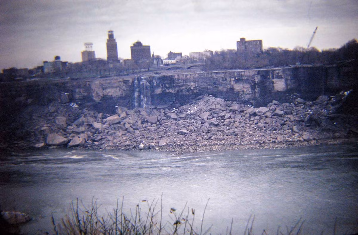 Do đó, để nghiên cứu thành phần địa lý của thác Niagara và ngăn không để thác bị phá hủy, một ủy ban Mỹ - Canada được thành lập và quyết định rút cạn nước của thác nước này trong 5 tháng.