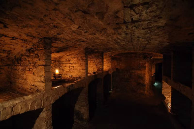 Dù vậy, Edinburgh Vaults vẫn trở thành một điểm đến hấp dẫn du khách ưa thích cảm giác mạnh, thích mạo hiểm và khám phá những điều mới lạ, ma quái, kỳ bí.