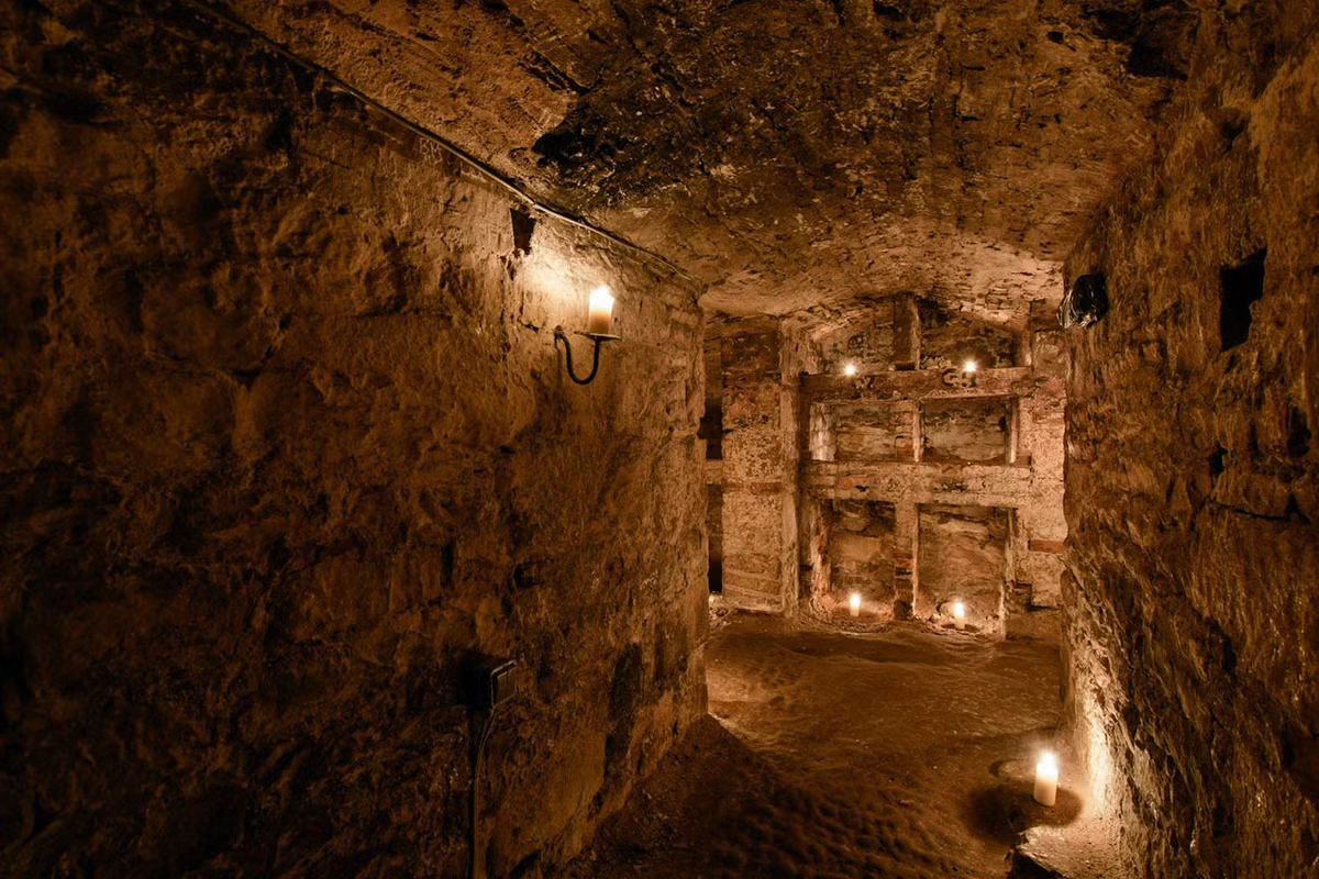 Liên quan đến thế giới dưới lòng đất Edinburgh Vaults, người dân địa phương lưu truyền một số câu chuyện rùng rợn nói về 2 kẻ sát nhân hàng loạt William Burke và William Hare.