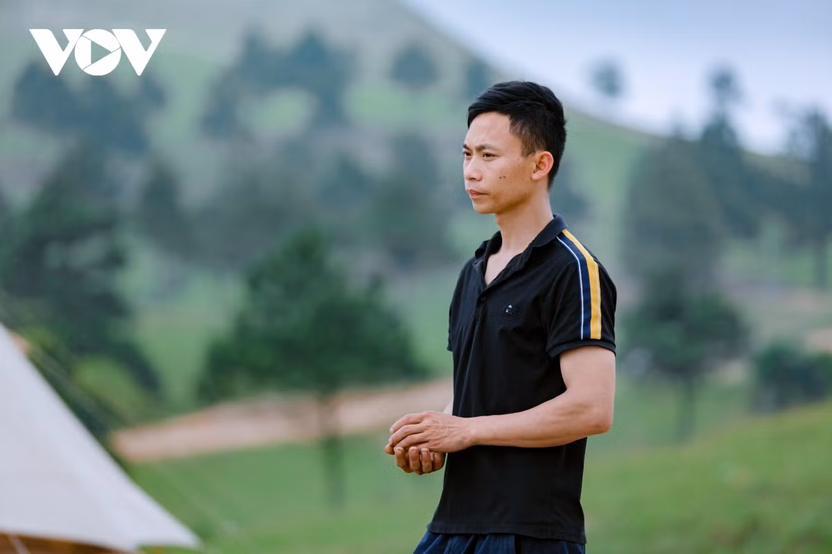 Anh Lê Văn Cường (Khu 6, phường Bắc Sơn), một người làm dịch vụ cho thuê lều trại tại Phượng Hoàng cho biết, giá thuê một lều dao động từ 500 nghìn đến 1 triệu tuỳ vào kích thước của lều. Thời gian thuê thường tính từ 16 giờ chiều hôm trước đến 8 giờ sáng hôm sau. Chi phí thuê lều đã bao gồm cả phí dọn dẹp vệ sinh khi khách rời đi.