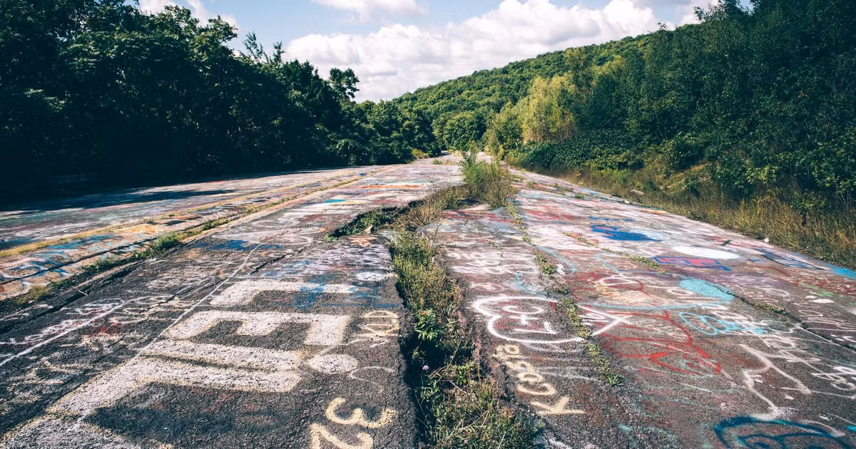 Ngày nay, Centralia trở thành "thị trấn ma" hoang vắng với những con đường nứt toác do áp suất của mỏ than cháy âm ỉ dưới lòng đất. Khói bốc lên từ những vết nứt này tạo nên cảnh tượng giống như vùng đất hoang tàn sau ngày tận thế.