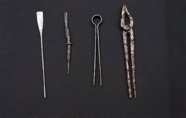 Các nhà nghiên cứu suy đoán, với bộ dụng cụ y tế có chất lượng cao, bác sĩ có khả năng chữa trị nhiều loại bệnh. Tuy nhiên, hiện các chuyên gia chưa thể xác định vị bác sĩ này chữa bệnh cho một nhà cầm quyền có địa vị cao ở địa phương hay đi cùng quân đội La Mã tới Hungary.