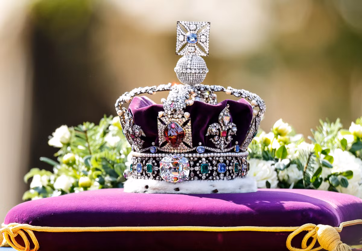 Cullinan II là viên kim cương chính ở mặt trước vương miện, được cắt từ viên kim cương lớn nhất từng được phát hiện.