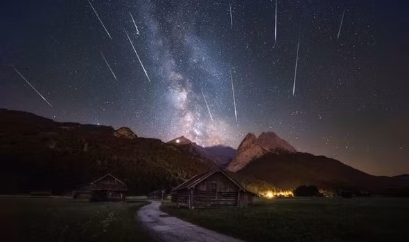 Người yêu thiên văn có thể quan sát mưa sao băng Eta Aquarids theo hướng của chòm sao Bảo Bình nằm ở Nam Bán Cầu, vĩ độ giữa dương 65 độ và âm 90 độ.