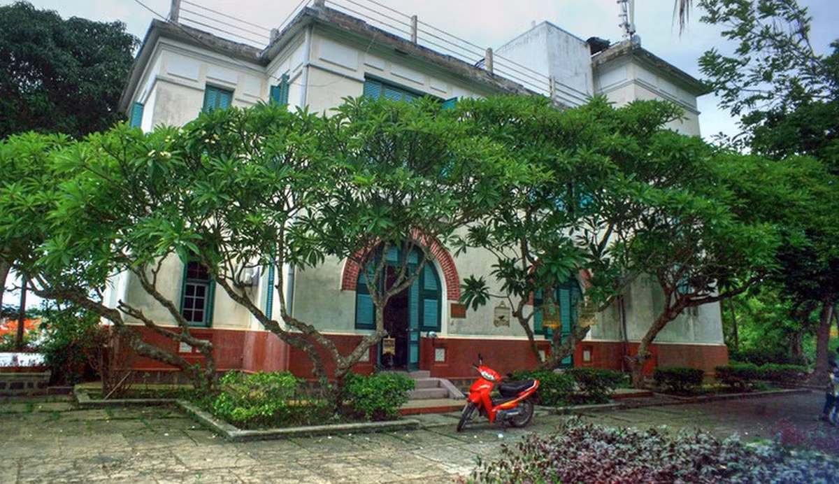Kể từ tháng 4/1975, tỉnh Khánh Hòa đã tiếp quản khu biệt điện Bảo Đại, đặt lại tên là khu biệt thự Cầu Đá. Sau đó, tỉnh đã giao cho các đơn vị, doanh nghiệp nhà nước lần lượt quản lý sử dụng, khai thác kinh doanh. Trong ảnh là biệt thự Vọng Nguyệt.