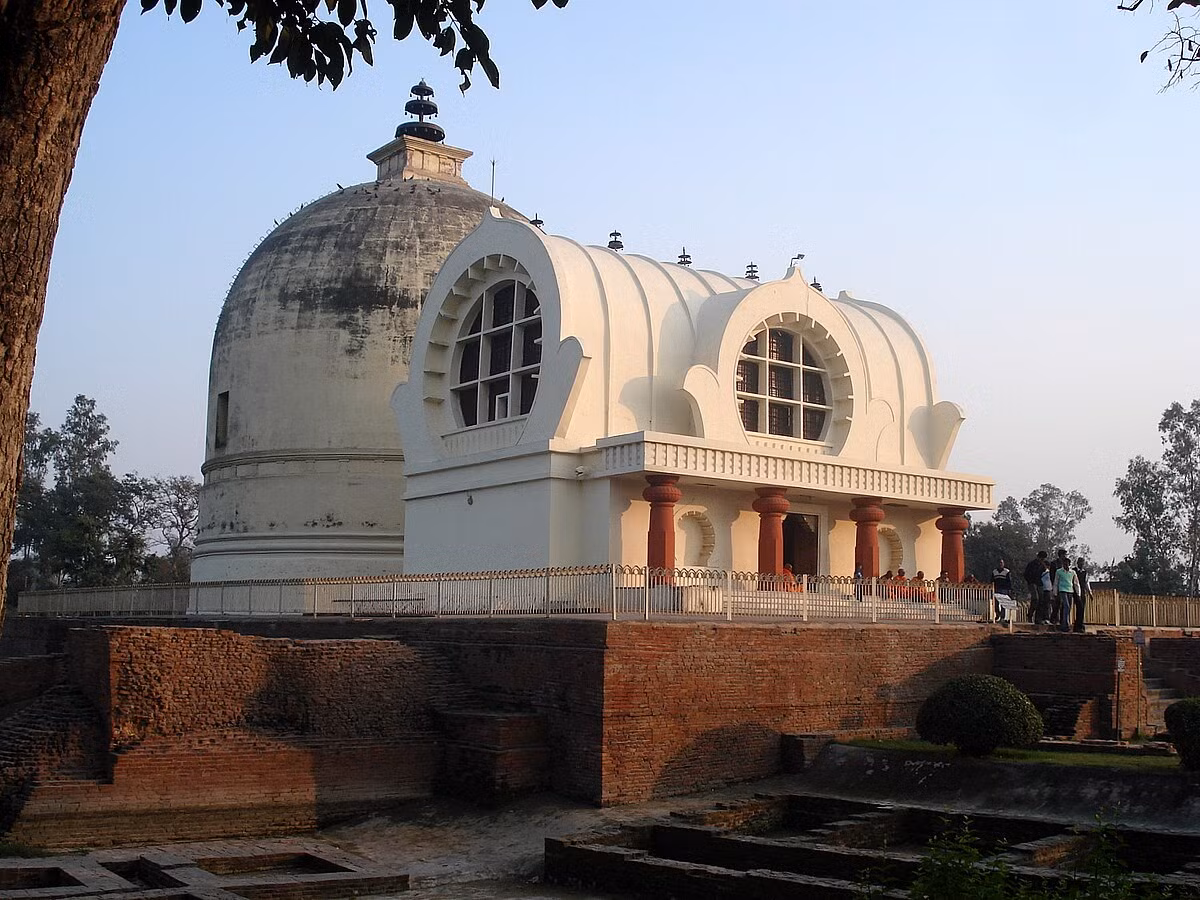 Câu Thi Na hay còn gọi thánh tích Kushinagar nằm ở bang Uttar Pradesh, Ấn Độ. Đây là nơi Đức Phật nhập diệt dưới tàng cây sa la. Theo các ghi chép, Câu Thi Na từng là thánh địa được các Phật tử tìm đến để chiêm bái.