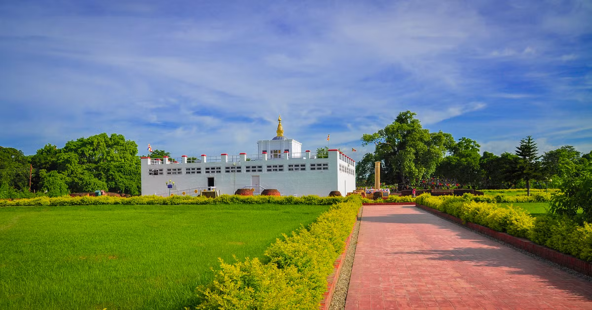 Khu di tích bao gồm bể Shakya, đền thờ hoàng hậu Maya Devi, trụ đá vua A Dục làm bằng đá sa thạch. Thêm nữa, Vườn Lâm Tỳ Ni còn có tự viện viharas và phần còn lại của bảo tháp Phật giáo có nguồn gốc từ thế kỷ 3 trước Công nguyên. Năm 1997, UNESCO công nhận Vườn Lâm Tỳ Ni là di sản văn hóa thế giới.