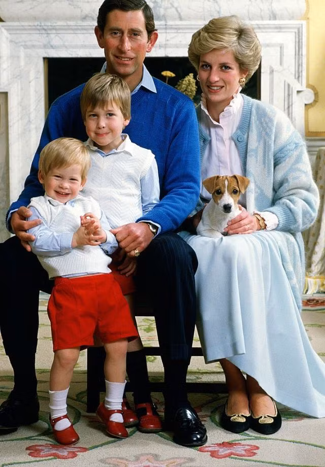 Hoàng tử William và Hoàng tử Harry chụp ảnh cùng bố mẹ tại cung điện Kensington vào tháng 12/1986.