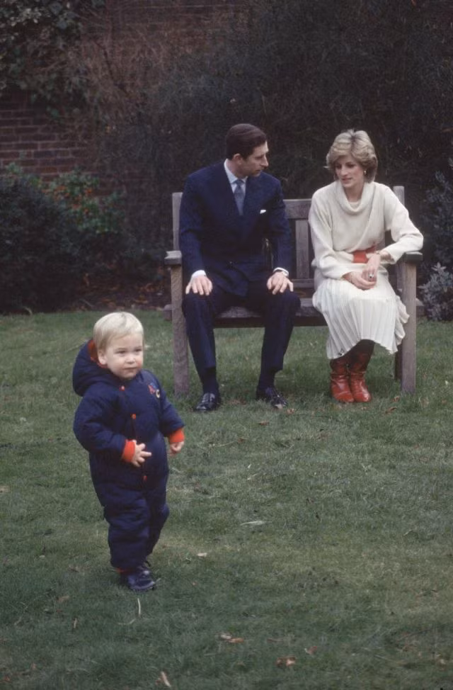 Thái tử Charles và Công nương Diana cùng đưa Hoàng tử William ra khu vườn trong khuôn viên cung điện Kensington dạo chơi.