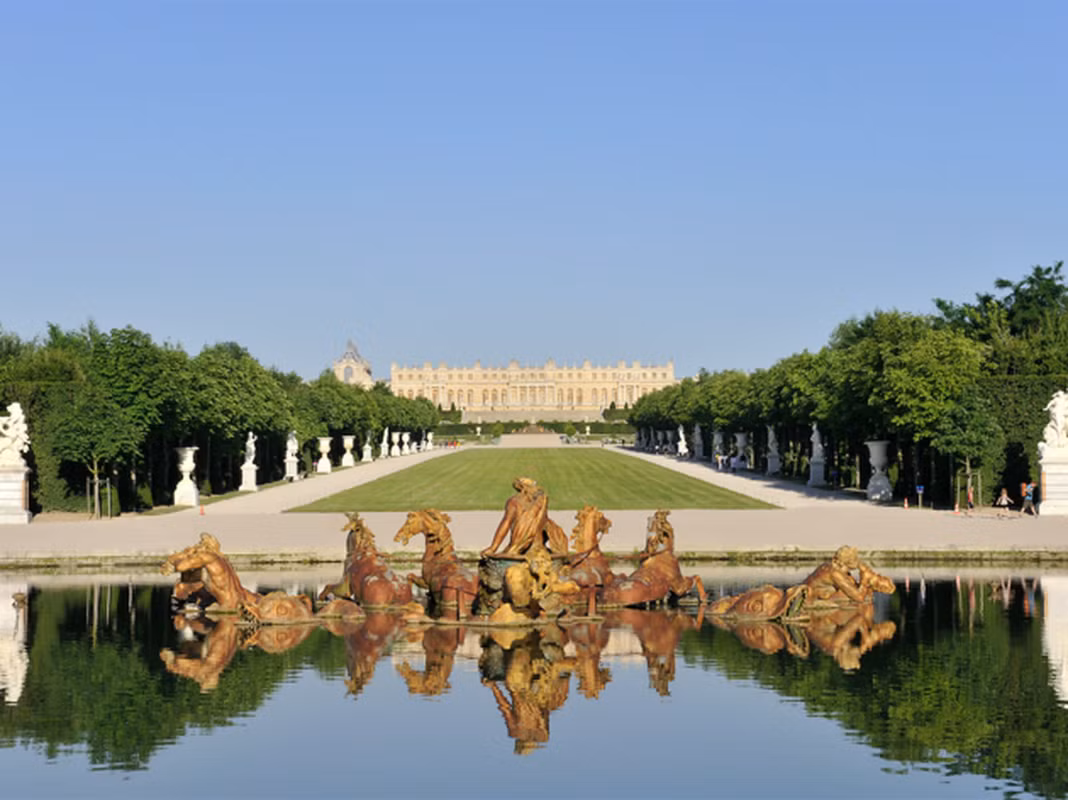 Với 2.300 phòng, 2.513 cửa sổ, 483 chiếc gương..., khuôn viên bên trong cung điện Versailles còn có công viên với 55 hồ nước, 600 đài phun nước và hệ thống kênh đào dài tổng cộng 35 km.