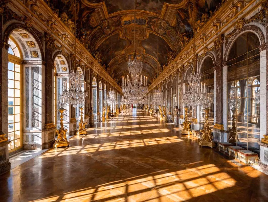 Sảnh gương hay còn gọi “Grand Gallery” là một trong những căn phòng nổi tiếng nhất ở cung điện Versailles. Bên trong phòng có 17 vòm gương khổng lồ, với mỗi vòm ghép từ 21 tấm gương.