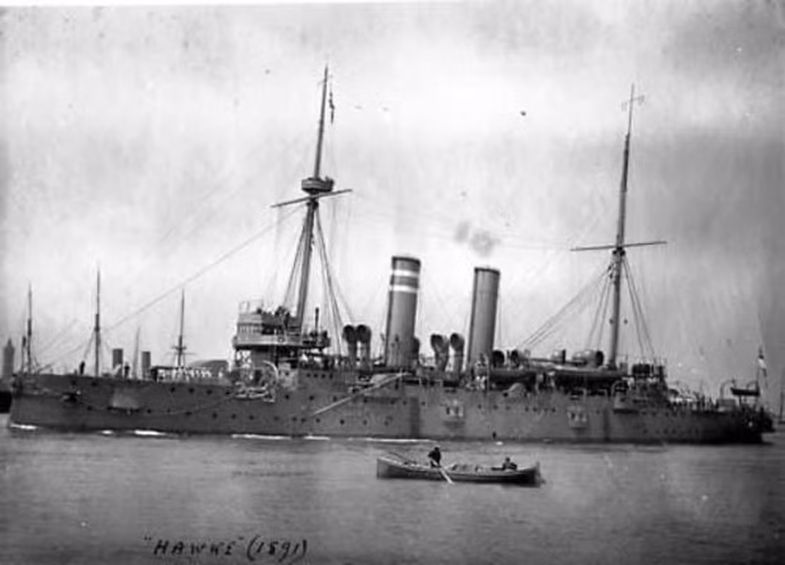 Thay vào đó, nhóm thợ lặn tìm thấy xác tàu HMS Hawke đang "ngủ vùi" dưới đáy biển. Ông Heath cho rằng, chướng ngại vật được đánh dấu trên biểu đồ hàng hải có thể là vị trí ước tính về nơi con tàu của Anh bị đắm được thực hiện qua hệ thống định vị Decca trước khi GPS ra đời.