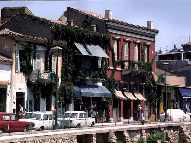 Những ngôi nhà cổ kính với dây leo trên tường, ban công nằm san sát nhau ở Monastiraki, Athens, Hy Lạp những năm 1970.