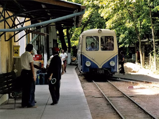 Tàu vào ga Moni Megaspelion, Hy Lạp.