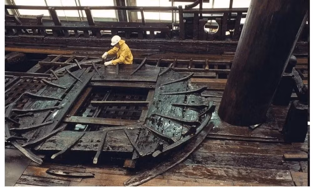 Sau gần 400 năm, tàu chiến Vasa giữ được hình dáng và vẻ đẹp gần như ban đầu. Nó trở thành một trong những con tàu được bảo tồn tốt nhất thế giới. Ảnh: Collection Salvaging Vasa (Picryl).