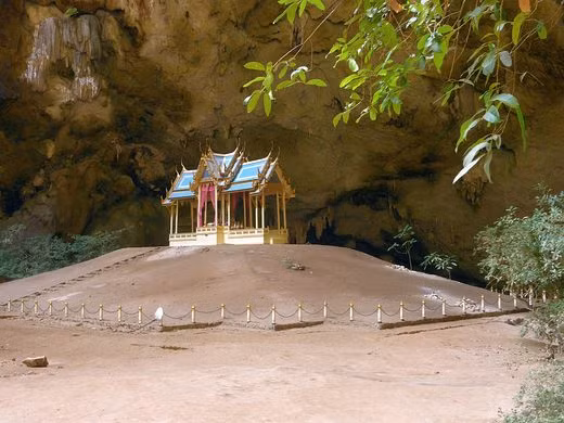 Do một phần hang Phraya Nakhon được ánh nắng Mặt trời chiếu thẳng xuống nên đền Khuha Kharuehat càng trở nên rực rỡ, lấp lánh ánh vàng và ấn tượng hơn. Ảnh: JOACHIM LUTZ/CC BY-SA 4.0.