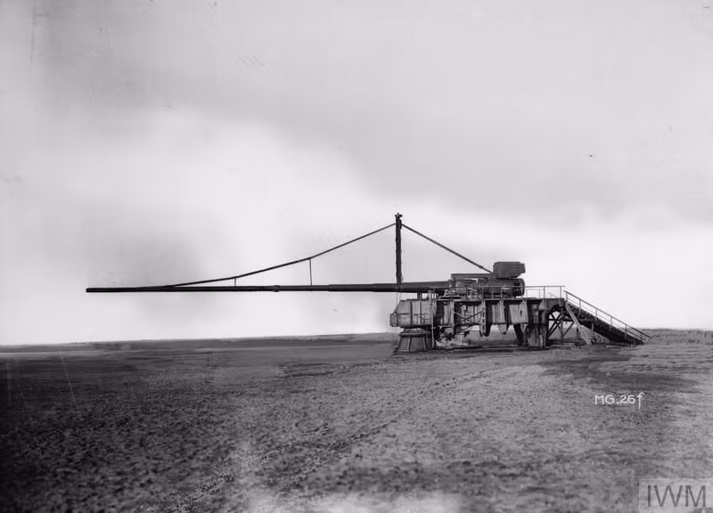 Đó là siêu pháo Paris do tiến sĩ Fritz Rausenberger của tập đoàn Krupp thực hiện. Vũ khí này ra đời xuất phát từ việc sau khi Thế chiến 1 nổ ra, Đức muốn công phá thủ đô Paris của Pháp nhưng không thể xuyên thủng tuyến phòng ngự đối phương.